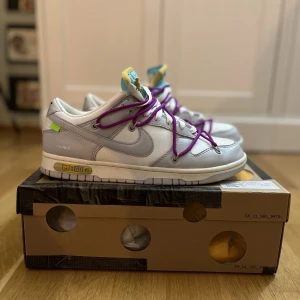 Nike SB dunk x Off White  - Säljer nu mina Nike SB dunk x Off White från the ”the 50” collection lot: 21. Skorna är använda vid två tillfällen och är därför i mycket fint skick 9/10. Priset kan diskuteras.