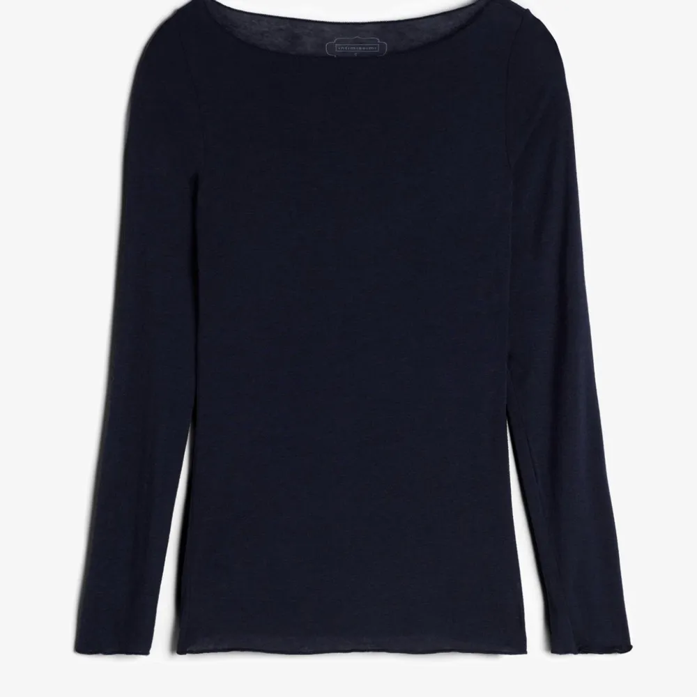 Säljer denna populära Intimissimi tröja i storlek M men sitter som en S i färgen dark blue.  (ULTRALIGHT U-BOOT-AUSSCHNITT-Långärmad tröja - dark blue)  Jag säljer tröjan eftersom att den aldrig använts då jag vill ha i en annan färg 😻. Toppar.