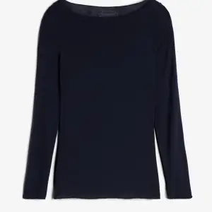 Säljer denna populära Intimissimi tröja i storlek M men sitter som en S i färgen dark blue.  (ULTRALIGHT U-BOOT-AUSSCHNITT-Långärmad tröja - dark blue)  Jag säljer tröjan eftersom att den aldrig använts då jag vill ha i en annan färg 😻