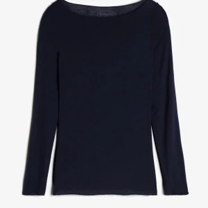 Intimissimi tröja  - Säljer denna populära Intimissimi tröja i storlek M men sitter som en S i färgen dark blue.  (ULTRALIGHT U-BOOT-AUSSCHNITT-Långärmad tröja - dark blue)  Jag säljer tröjan eftersom att den aldrig använts då jag vill ha i en annan färg 😻