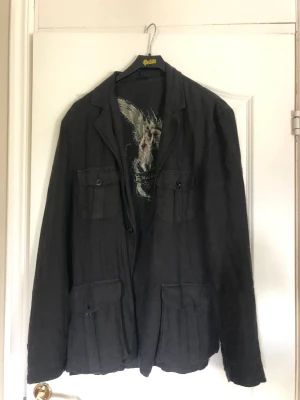 En linne jacka  - Linne jacka i använt skick, storlek xl men passar även en l.