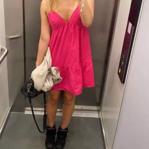 Säljer denna rosa klänning i storlek m! 💓 använd en gång 