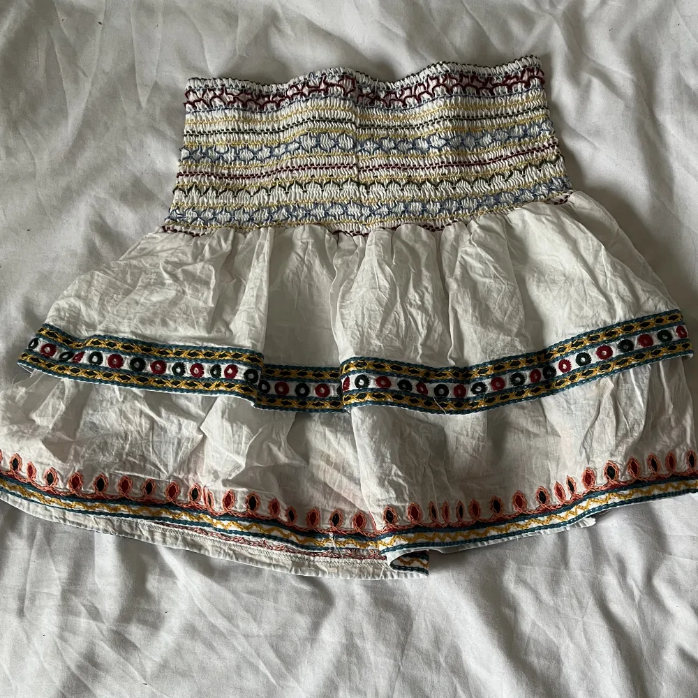 En zara liknande kjol från zredara i strl s. Aldrig använd, tidigare köpt från plick men säljaren sa inte vart den var ifrån så den var ny. Inga speciella skador på grund av aldrig använd. Skriv för fler bilder😁. Kjolar.