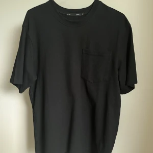 T-shirt  - Oversize oanvänd T-shirt.