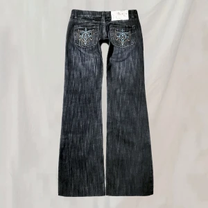 Lågmidjade jeans - Midja:74 innerbenslängd:75,5 Lågmidjade jeans med detaljerade bakfickor. Storlek w26. Mörkblå samt skiftar i en mer brunaktig färg. Ganska raka i benen. Uppsydda av förra ägaren. Eventuellt smått nötta vid ex broderiet men överlag fint skick!🤍