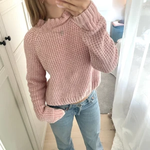Rosa stickad tröja  - Dö skön stickad tröja som är lite kortare vid magen. En väldigt ljusrosa färg och sticks inte allas!💗💗