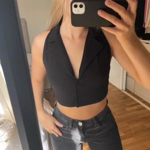 Topp/väst - Svart topp som liknar en kostymväst. Storlek XS, passar även S