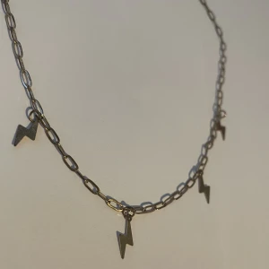 Halsband med blixtrar  - Ett fint guld halspand med blixtrar   10 kr frakt 