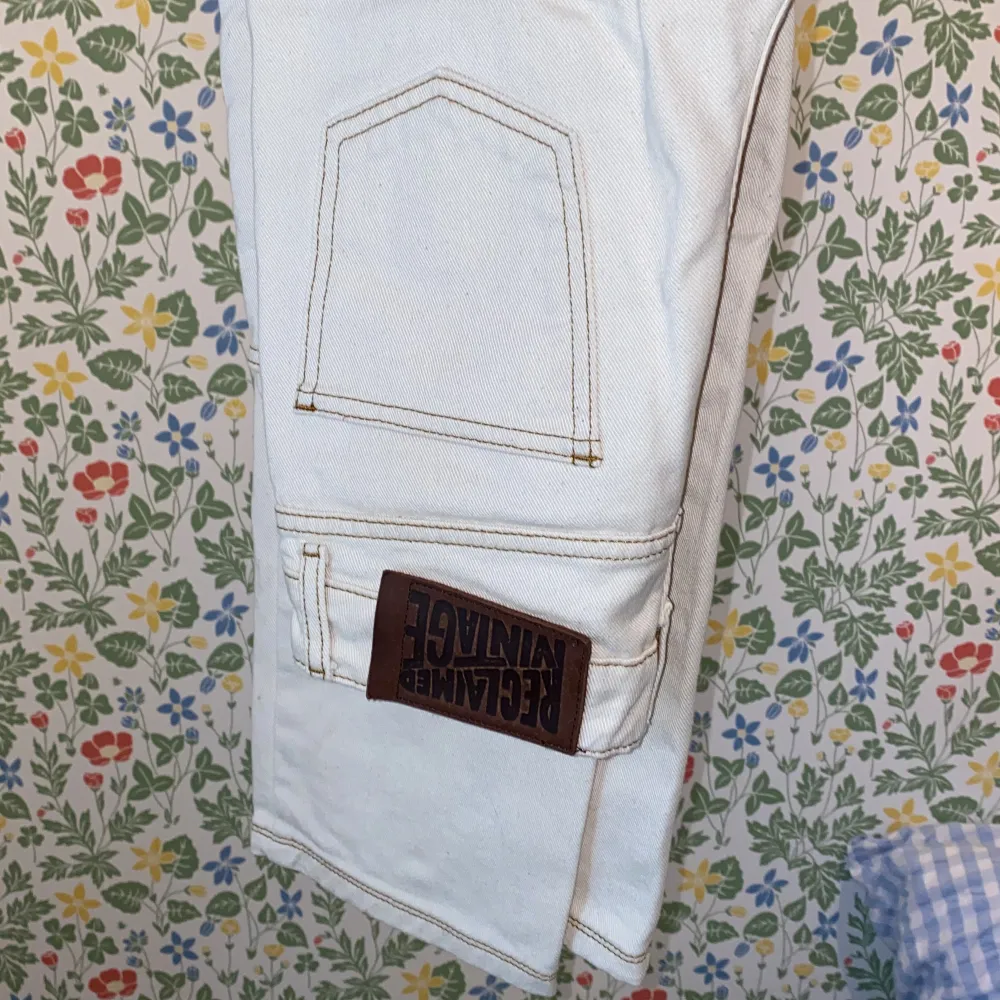 Gräddvita jeans från Reclaimed Vintage i storlek W28 L32. De är knappt använda och i väldigt bra skick! Första bilden lånad av Asos.. Jeans & Byxor.