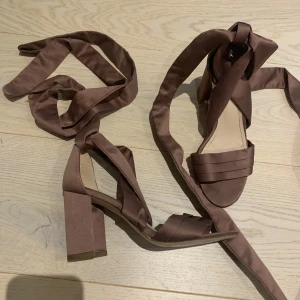 Klackskor/ sandaletter  - Klackskor med snörning. Använda vid ett fåtal tillfällen. Passar mig som har storlek 36/37 