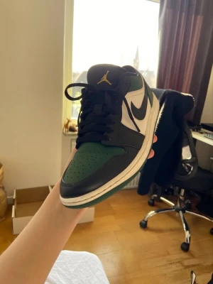 Jordan 1 low green - Bra skick haft i ca 1 år 