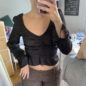Blus - Blus med små hjärtan på💗💗