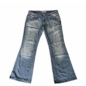 Lågmidjade jeans - FRI FRAKT IDAG Snygga lågmidjade jeand från fornarina med Flare cut!! Köpte på Plick men är för små.  MÅTT: Midja-79 cm, Innermensmått-74 cm. Hon på bilden är 170 cm lång