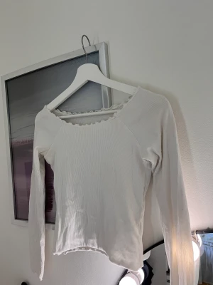 Långärmad vit tröja - Säljer denna mycket fina tröja från H&M. Säljes pga använder inte den längre. Fina detaljer på kanterna. Storlek S