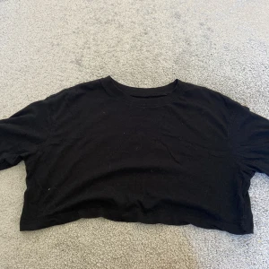 T-shirt - Svart cropoad tröja