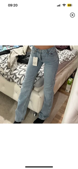 Zara mid rise - Säljer nu mina blåa zara mid rise. Använda några gånger och i väldigt fint skick. Passar bra på mig som är 1.68😍 Obs. Första bilden är lånad  Skriv för fler bilder😊