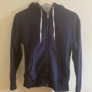 Polo jacka  - I väldigt bra skick, köpte den för 1500kr. Kan skicka fler bilder privat om intresserad