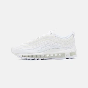 Air Max 97 - Säljer mina vita Nike skor, de är använda få gånger vilket gör att skorna är i väldigt bra skick. Nypris: 1900.   Kan dock tänka mig gå ner i pris vid snabb affär.