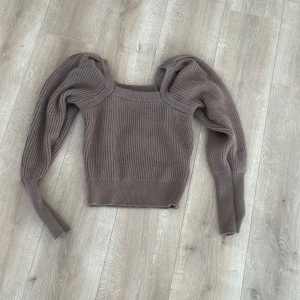 Square neck cable knitted sweater  - Väldigt fin, tyvärr inte min stil så aldrig använd