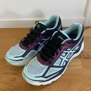 Asics Gel-Foundation 12 - Asics Gel-Foundation 12 i turkos/lila. Köpta för 1800kr. Endast använda en gång. De är i fint skick. Lägg bud privat.