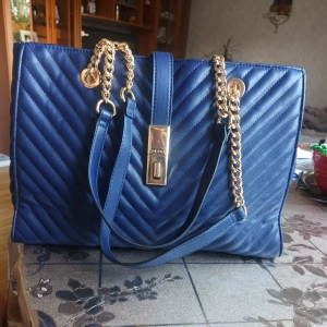 Aldo – Kviltad toteväska med kedjerem - Sälja den fint väska från Aldo i mörk blå. De är med guld kedja och i jätte bra skick.  Pm om ni är intresserad,eller vill mera bilder 😊 