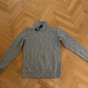 Stone Island Turtleneck  - Snygg turtleneck, säljer pga att jag växt ur den. 