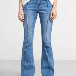 Säljer dessa jätte fina jeans från Lindex då dom är för små för mig. Säljer för 250 kr + frakt , nypris: 399kr.  ( kom privat för flera bilder på plagget. ) Har bara använt 2-3 gånger.