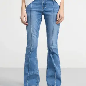 Säljer dessa jätte fina jeans från Lindex då dom är för små för mig. Säljer för 250 kr + frakt , nypris: 399kr.  ( kom privat för flera bilder på plagget. ) Har bara använt 2-3 gånger.