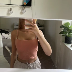 korta linnen - 2 st korta linnen 1 för 10 kr båda för 15. Det vita är lite mer använt än det korallfärgade men båda är i fint skick. 