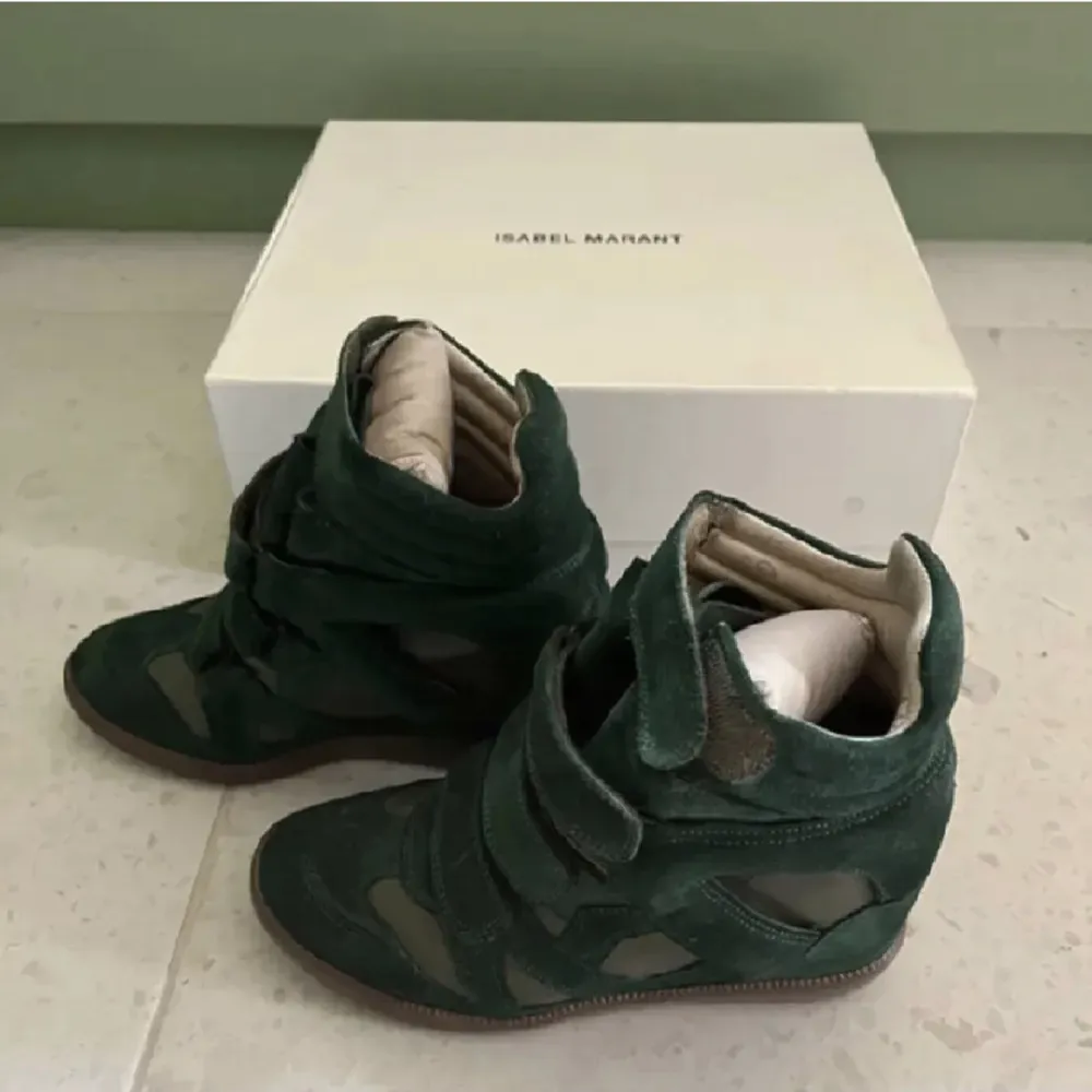 Säljer dessa snygga isabel Marant skor i en mörkgrön förg. Storlek 38❤️ . Skor.