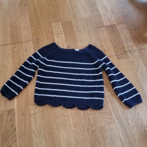 Stickad tröja storlek 3 år - Stickad tröja i fint skick 