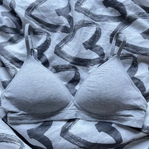 Bh - Helt oanvänd endast provad! Banden var för korta för mig men kunde inte skicka tillbaka de 🙈 Lappen är borta men är rätt så säker på att det är 80B