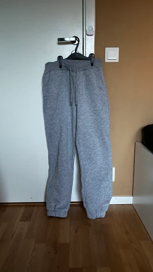 Gråa mjukisbyxor - Gråa mjukisbyxor i storlek S