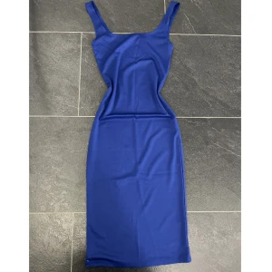 Klänning  - Helt oanvänd klänning  Pris kan diskuteras vid snabbaffär 