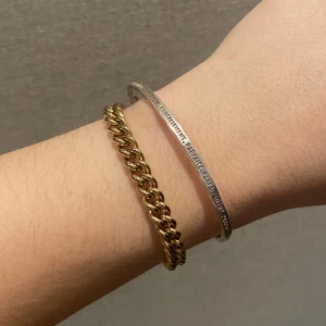 Stelt silvrigt armband  - Fint stelt armband från & oter stories 🤍 använts skick men ser fortfarande väldigt fint ut. Mindre repor. Justerbar i storlek