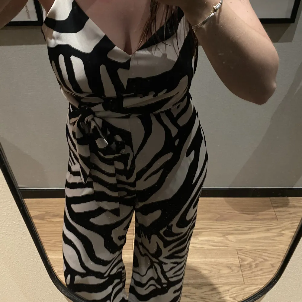 Så din byxdress från River Island 🖤🤍 använd fåtal gånger och inga defekter. Jag är 154 cm lång, uppsydd i benen efter mig,  kan ha både klackar och sneakers till. Storlek S/M. Toppar.