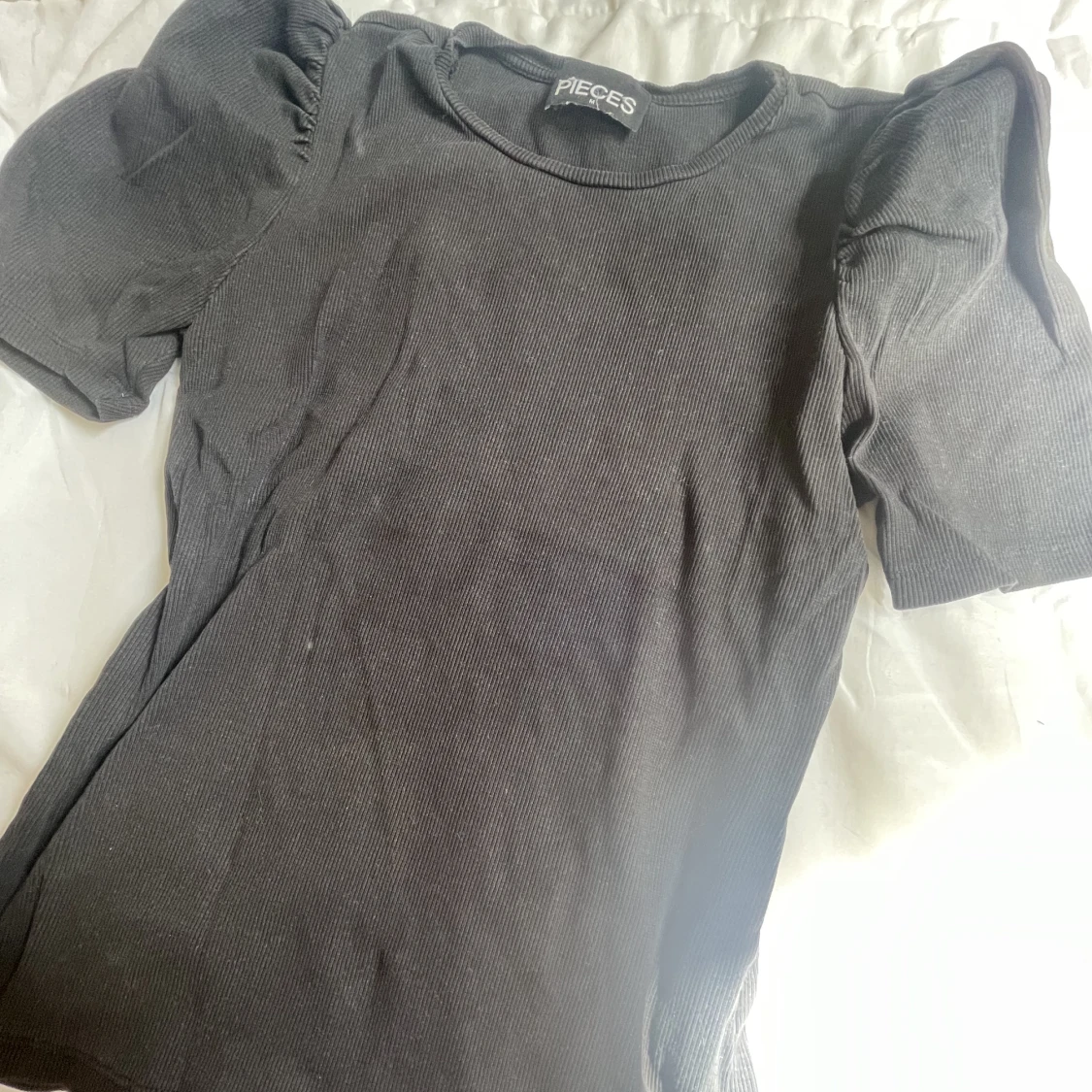 T shirt med volang ärmar