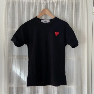 Comme des garçons t-shirt svart (S) - Svart t-shirt från Comme des garçons. Bra skick, 9/10