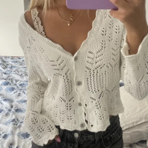 Virkad kofta - Jättesöt vid virkad kofta🫶🏽 står ej storlek men skulle säga att den är som en S💕vinner man budgivningen är man bunden till att köpa