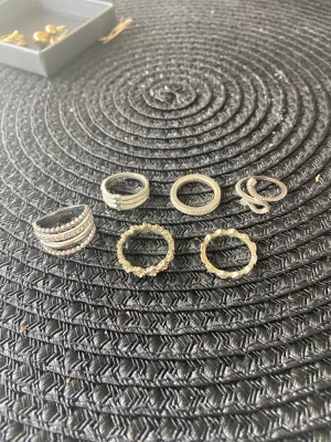 Ringar - Säljer olika ringar från olika märken. Skriv privat för priset. Jättefina ringar och inga defekter.