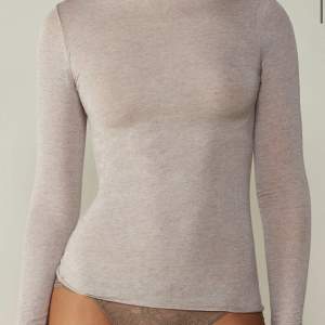 Trendig superskönt och snygg intimissimi tröja av kasmir. Tunt material men eftersom den är gjord på kasmir blir den ändå varm. Kom priv för fler bilder 