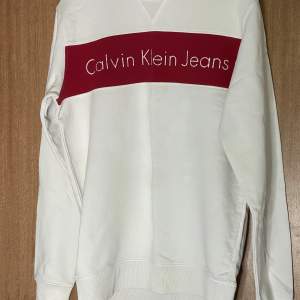 Säljer en calvin Klein tröja i storlek S tröjan är som ny. skön material. Jag köpte tröjan för 1200 säljer den för en billig peng 300kr 