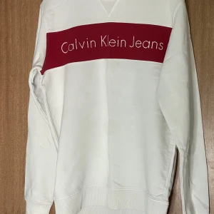 Calvin Klein tröja  - Säljer en calvin Klein tröja i storlek S tröjan är som ny. skön material. Jag köpte tröjan för 1200 säljer den för en billig peng 300kr 
