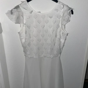 Studentklänning  - Vit klänning som är perfekt till studenten eller midsommar. Stl S. Från Bubbleroom. 