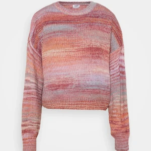 Stickad tröja  - Säljer denna stickade tröja i blandade färger från Cotton on! Strl S 💞