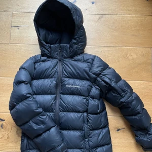 Peak Performance jacka  -  Peak Performance jacka , i väldigt fint skick . Modell FROST DOWN JACKET JUNIOR storlek 150.  Färg : svart  Nypris 2100kr