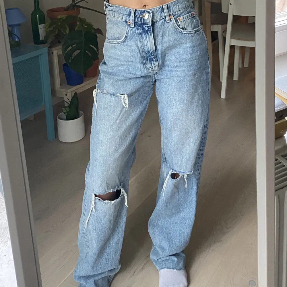 Jeans i oversized modell från Gina Tricot. Storlek 36 och långa i benen. Aldrig använda så i fint skick!. Jeans & Byxor.