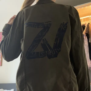 Utsåld Zadig Voltaire jacka - En skitcool militärjacka som inte säljs längre, från Zadig&Voltaire i storlek S. Nypris ca 4900kr, köpt på NK ❤️ Inga defekter. 