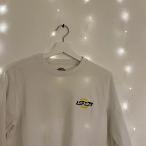 Dickies sweatshirt  - Säljer nu en dickies sweatshirt i fint skick, storlek XS men passar mig som har S/M⭐️ 80kr+ frakt (kan diskuteras)🌷