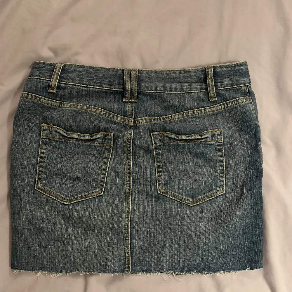 det var en längre jeans kjol som jag klippt av så den skulle vara kortare 😊 går att klippa ännu kortare om man vill ha det! använd fåtal gånger💕 mått- längd: 34cm midja tvärsöver: 36 . Kjolar.